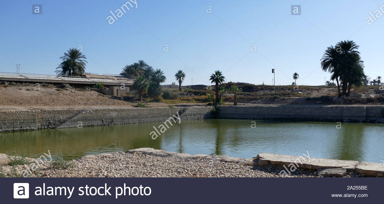 Heiliger See in Karnak Tempel, Luxor, Ägypten. Mit dem Bau des Komplexes wurde während der Regierungszeit von Senusret ich im Reich der Mitte und setzte sich bis in die ptolemäische Zeit, obwohl die meisten der erhaltenen Gebäude aus dem Neuen Reich. Die Gegend um Karnak war der wichtigste Ort der Anbetung des achtzehnten Dynastie thebanischen Triade mit dem Gott Amun an der Spitze. Es ist Teil der monumentalen Stadt Theben. Stockfoto