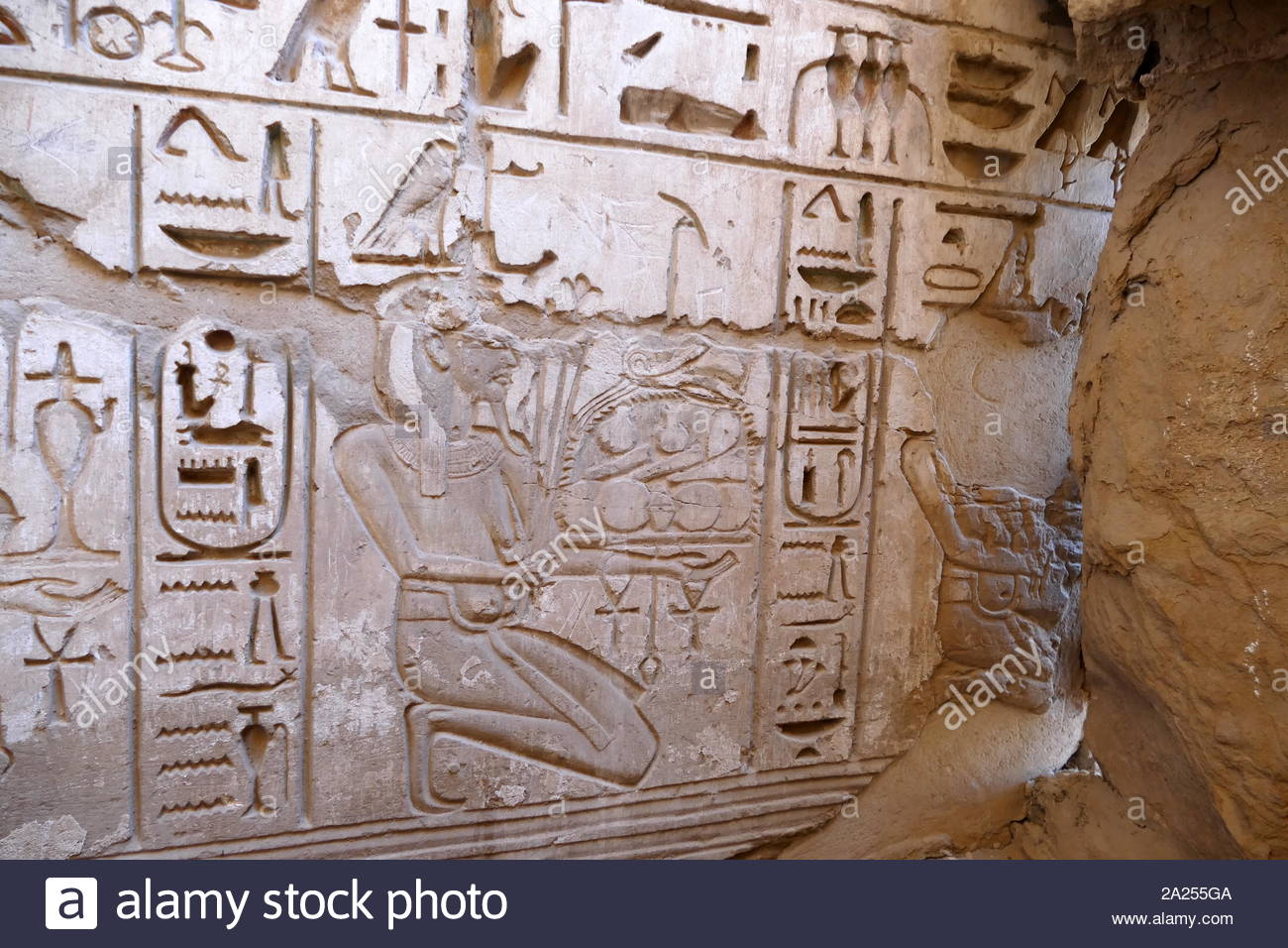 Totentempel von Ramses III. an der Tempel des Amun, (DJESER) dating in der 18. Dynastie. Von Hatschepsut und Thutmosis III. Teil der Totentempel von Ramses III. in Medinet Habu. Neues Reich Zeitraum Struktur in der West Bank von Luxor in Ägypten. Abgesehen von seiner Größe und architektonische und künstlerische Bedeutung, der Tempel ist wohl am besten als die Quelle der Eingeschriebenen Reliefs mit der Darstellung der Advent und Niederlage der Meer Völker während der Regierungszeit Ramses III. bekannt Der Tempel, etwa 150 m lang, der orthodoxen Design und ähnelt sehr der nahe gelegenen Totentempel von Ramses II (die Ra Stockfoto