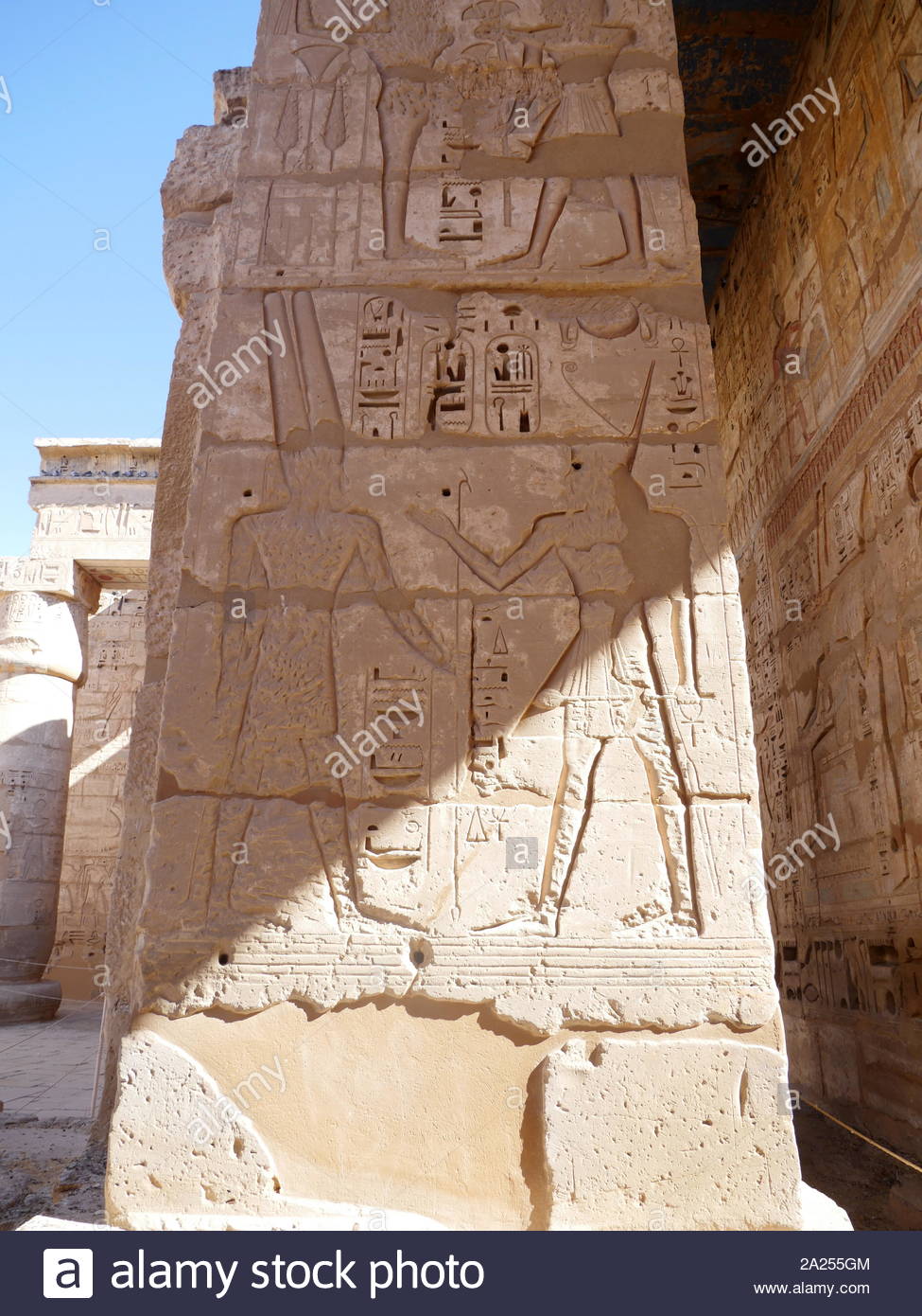 Totentempel von Ramses III. an der Tempel des Amun, (DJESER) dating in der 18. Dynastie. Von Hatschepsut und Thutmosis III. Teil der Totentempel von Ramses III. in Medinet Habu. Neues Reich Zeitraum Struktur in der West Bank von Luxor in Ägypten. Abgesehen von seiner Größe und architektonische und künstlerische Bedeutung, der Tempel ist wohl am besten als die Quelle der Eingeschriebenen Reliefs mit der Darstellung der Advent und Niederlage der Meer Völker während der Regierungszeit Ramses III. bekannt Der Tempel, etwa 150 m lang, der orthodoxen Design und ähnelt sehr der nahe gelegenen Totentempel von Ramses II (die Ra Stockfoto