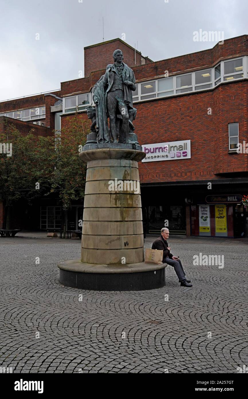 Eine Statue von Robbie Burns und John Wilson, der seine ersten Gedichte gedruckt, in Kilmarnock, Ayrshire, Schottland Stockfoto