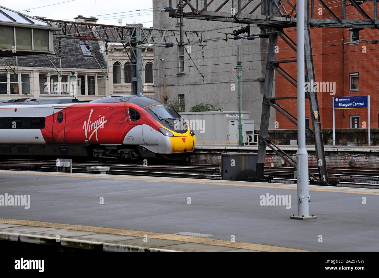 Eine Jungfrau pendolino Zug gesehen warten Glasgow Central Station, für London gebunden abzuweichen. Stockfoto