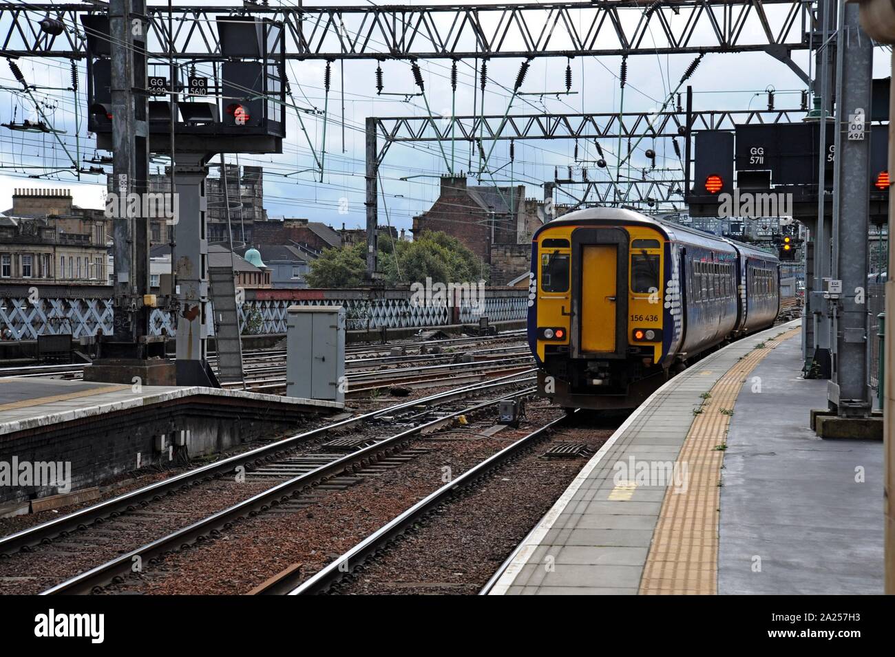 Scotrail Klasse 156 Super Sprinter Zug am Hauptbahnhof von Glasgow anreisen Stockfoto