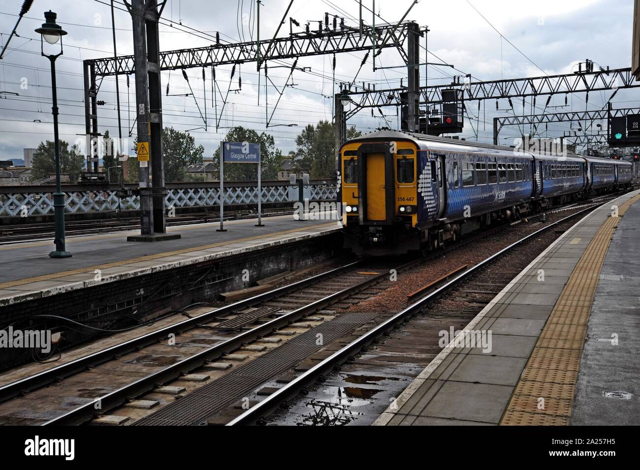 Scotrail Klasse 156 Super Sprinter Zug am Hauptbahnhof von Glasgow anreisen Stockfoto