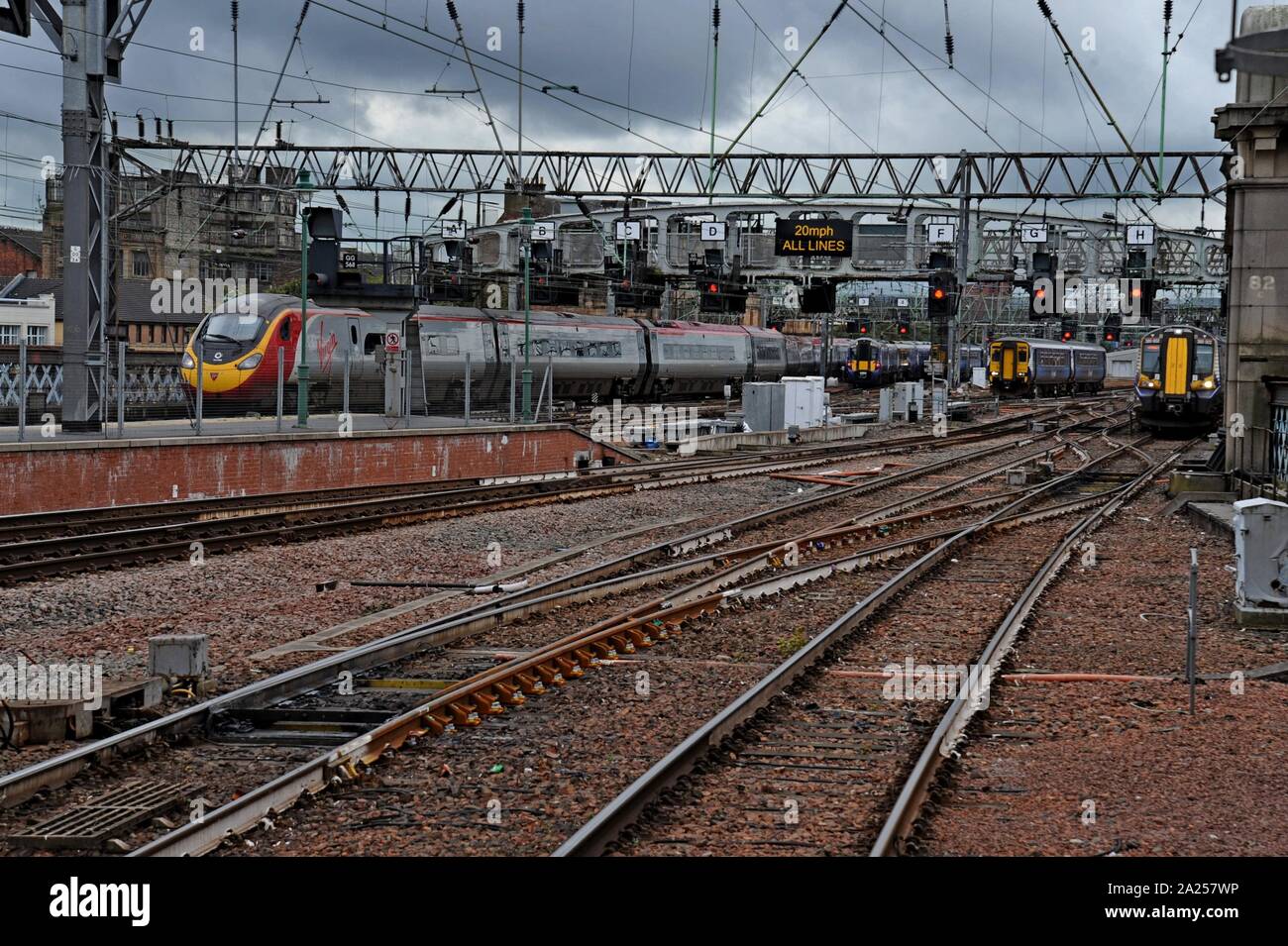 Ein Virgin Trains Pendolino und Scotrail Züge von Glasgow Central Station ankommende Stockfoto