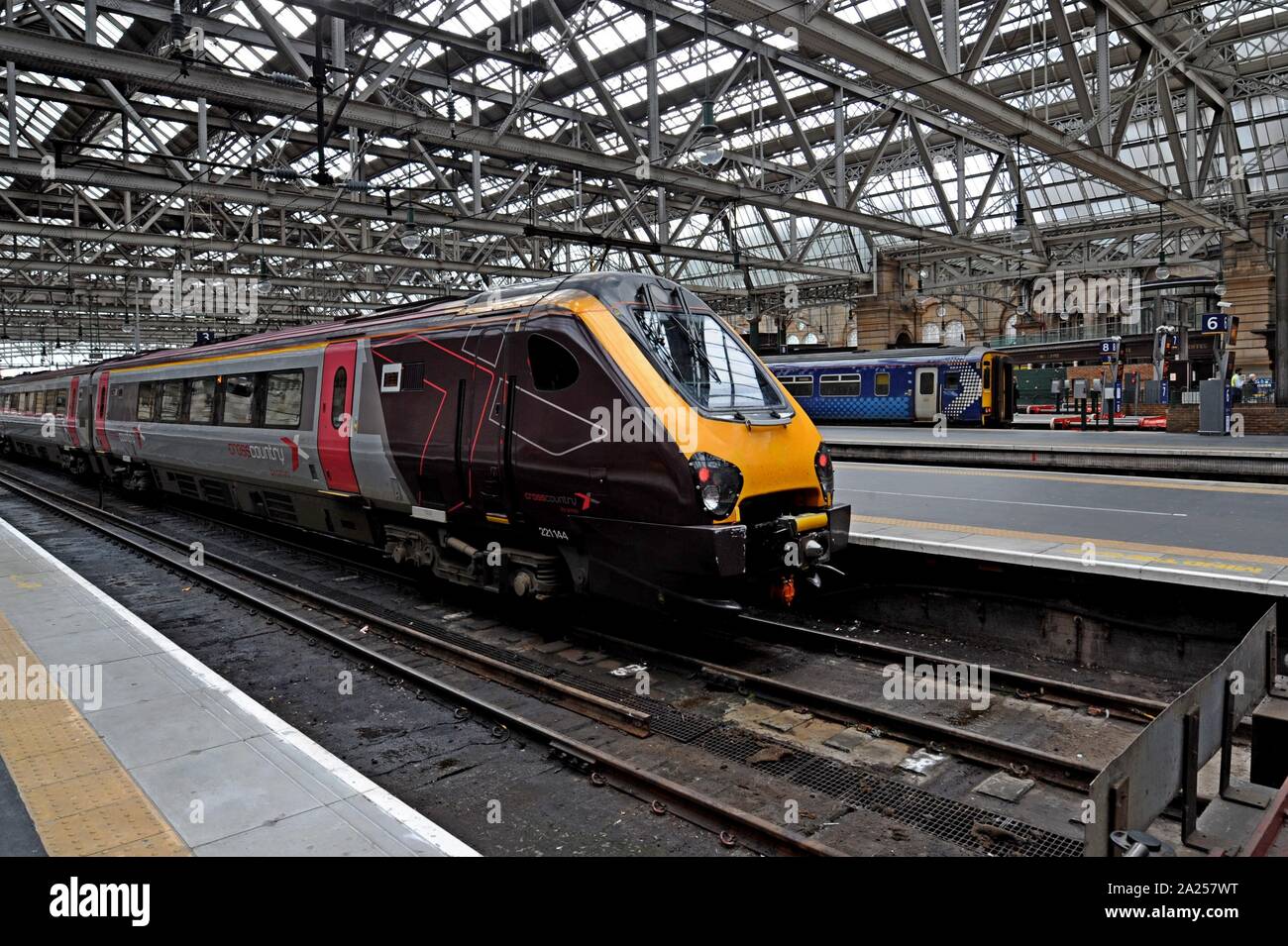 Ein Cross Country Klasse 200 Voyager wartet Hauptbahnhof Glasgow, Schottland zu verlassen. Stockfoto