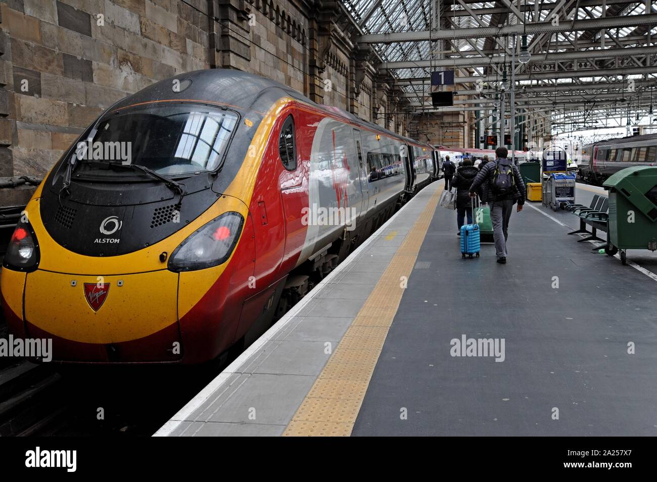 Fahrgäste fangen eine Jungfrau pendolino Zug nach London am Hauptbahnhof von Glasgow, Schottland Stockfoto