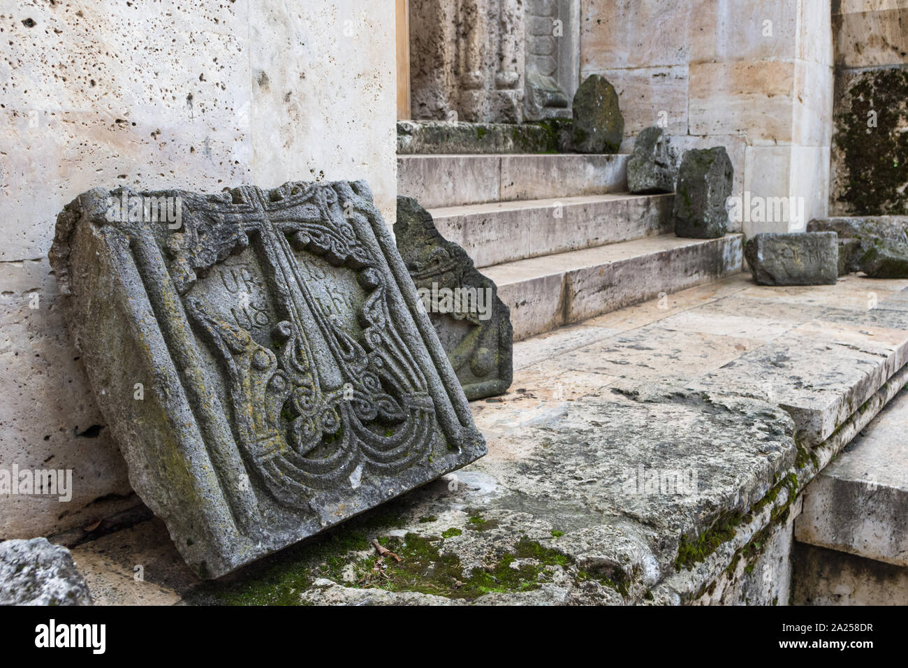 Beschädigte khachkar in Kloster Haghartsin, Armenien Stockfoto Beschädigte khachkar in Kloster Haghartsin, Armenien Stockfoto