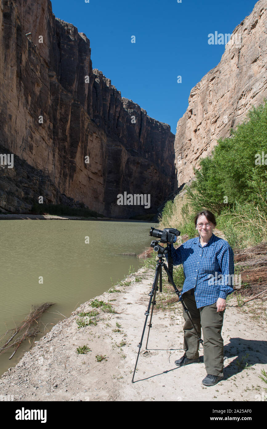 Fotograf Carol M. Highsmith Pausen zwischen den Klicks Ihrer Phase One 80-Megapixel professionelle Kamera im Santa Elena Canyon, tief im Big Bend National Park in Brewster County, Texas. Eine steile Felswand in Mexiko ist auf der linken Seite, eine in den Vereinigten Staaten Nach rechts Stockfoto