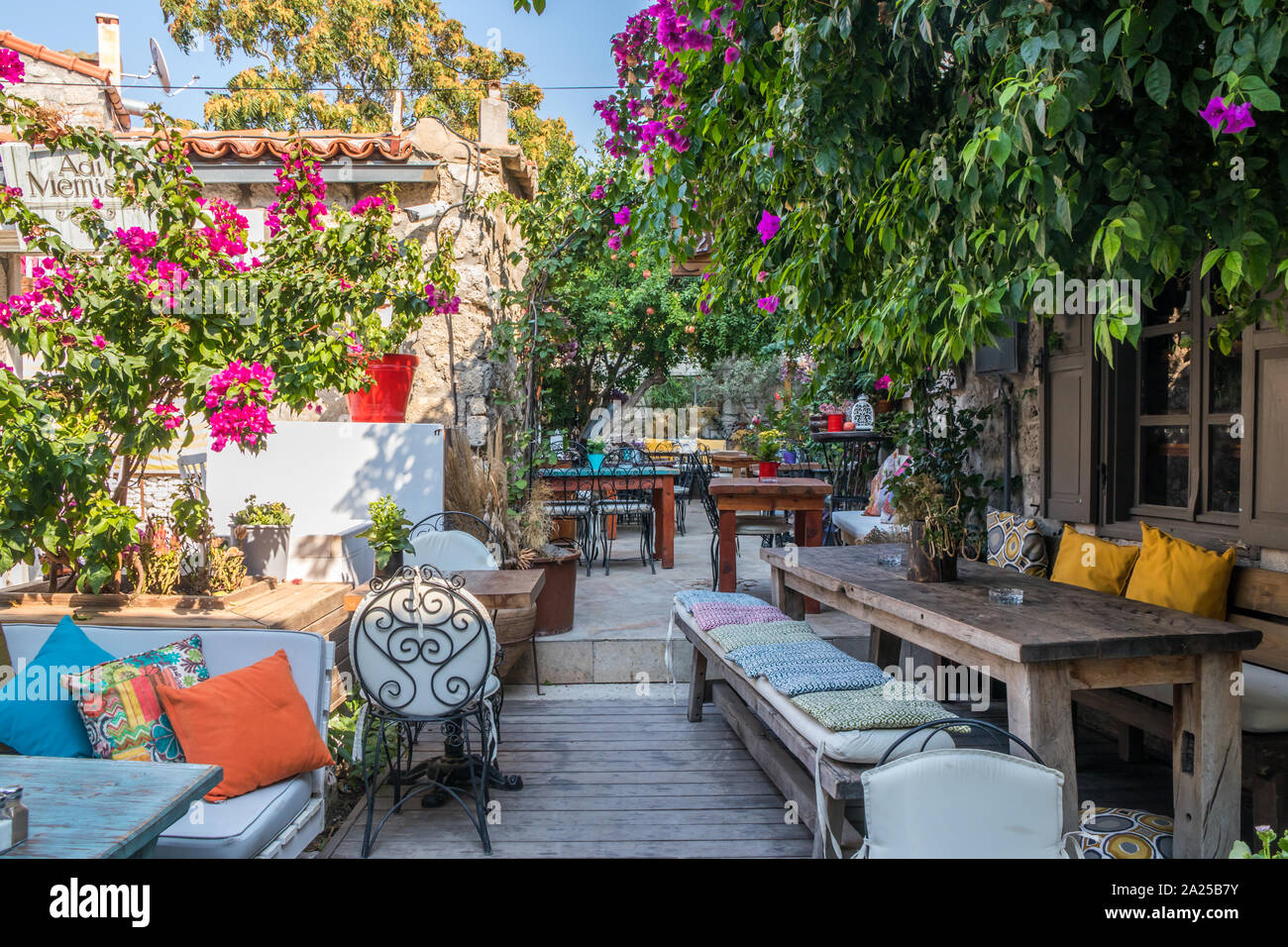 Alacati, Türkei - 4. September 2019: schöne, bunte Garten eines Restaurants. Die Stadt ist bei Touristen beliebt im Sommer Stockfoto