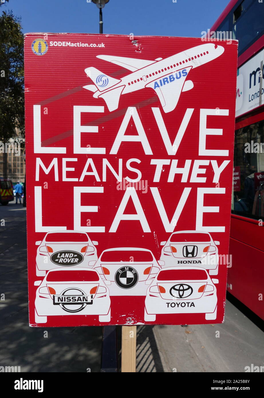 Brexit Kampagne. Lassen' bedeutet "Plakat, angezeigt, außerhalb des Parlaments in London, April 2019. Brexit ist der Prozess, der den Rückzug des Vereinigten Königreichs (UK) aus der Europäischen Union (EU). Nach einem Referendum am 23. Juni 2016, in der 51,9 Prozent der abgegebenen Stimmen unterstützt die EU verlassen Stockfoto