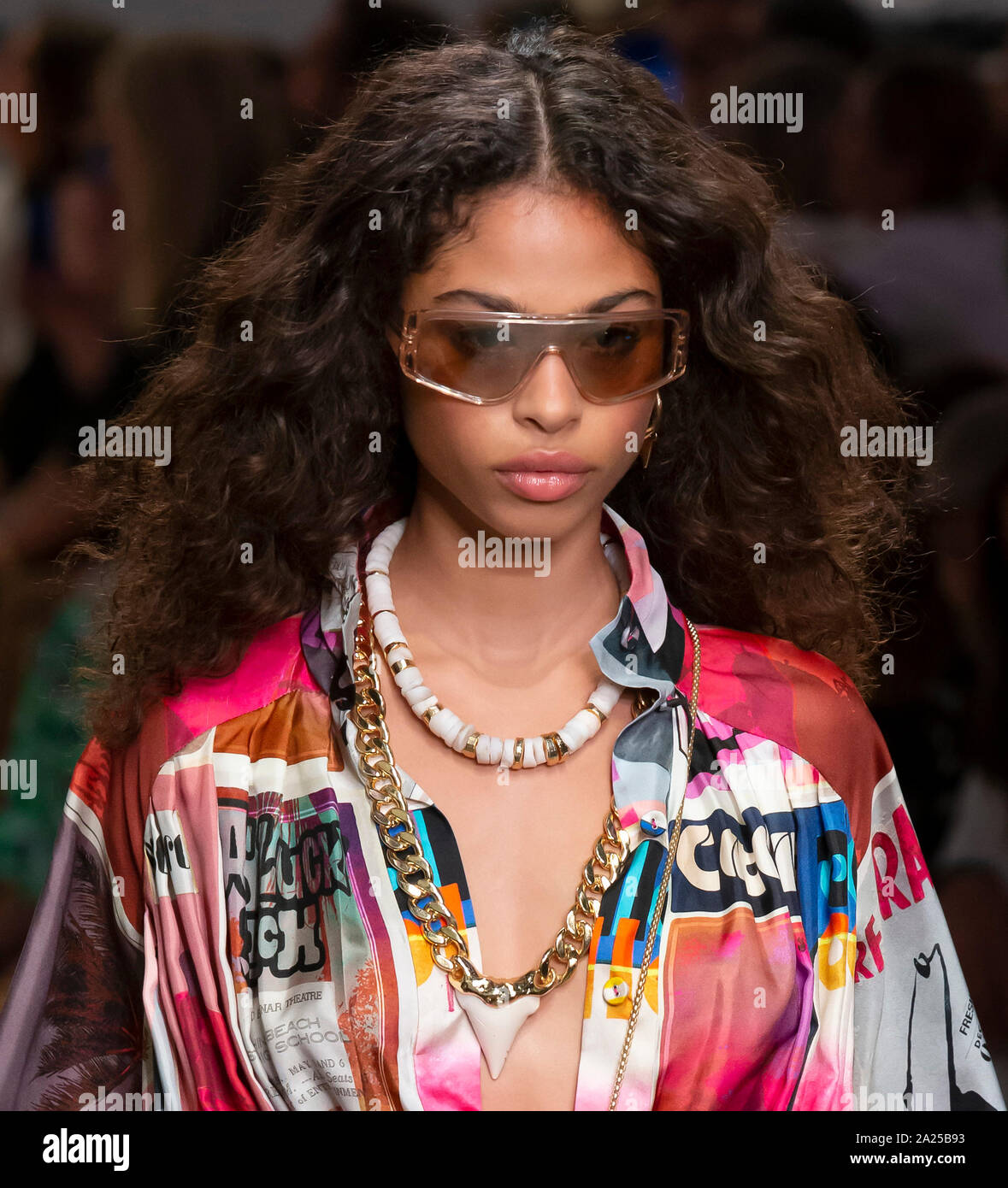 New York, NY-Sept 09, 2019: Zoe Thaets geht der Start- und Landebahn an der Zimmermann Frühling Sommer 2020 Fashion Show Stockfoto