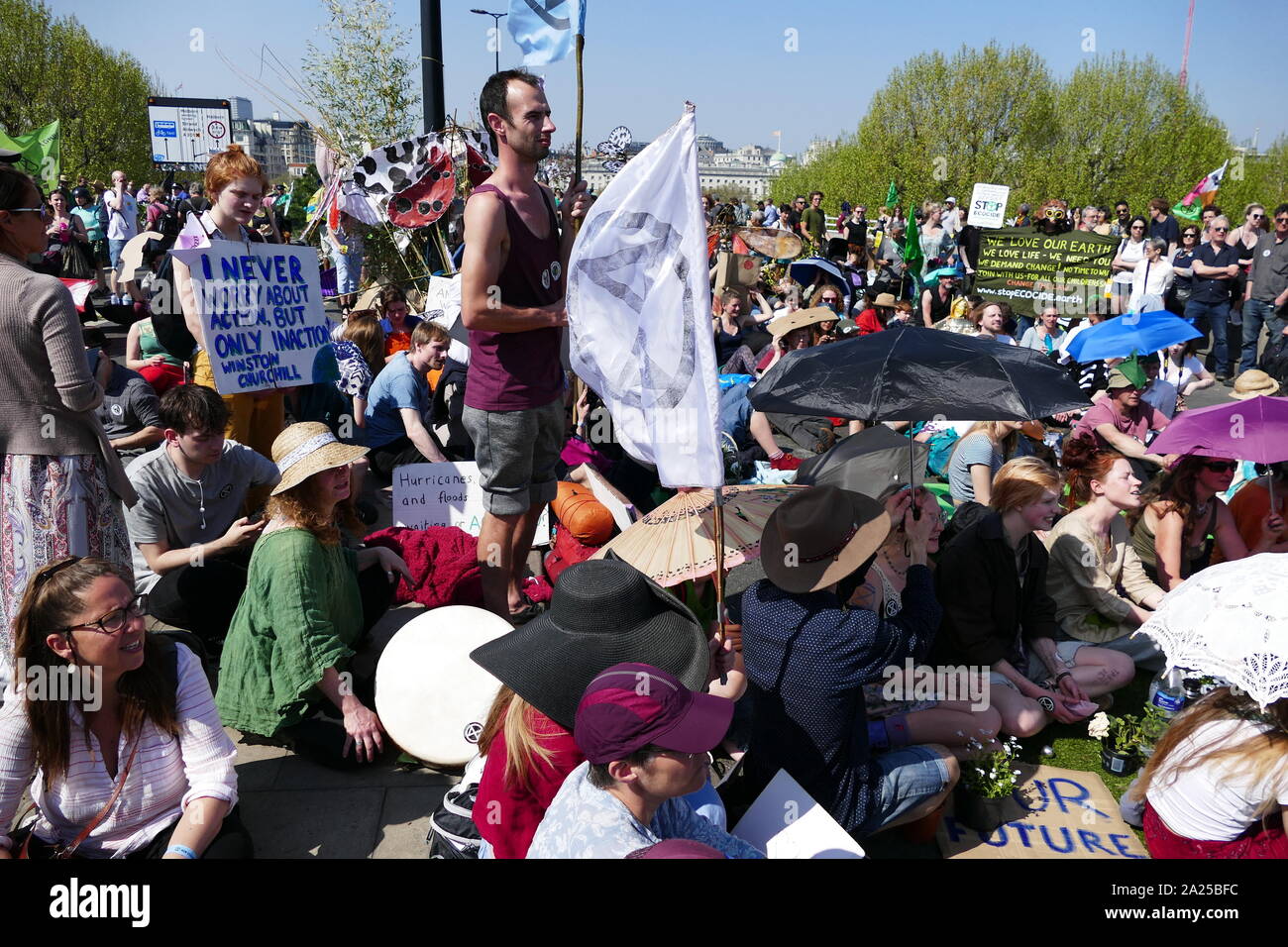 Aussterben Rebellion Klimawandel Demonstranten protestieren friedlich, durch occcupying Waterloo Bridge in London. 20. April 2019 Stockfoto