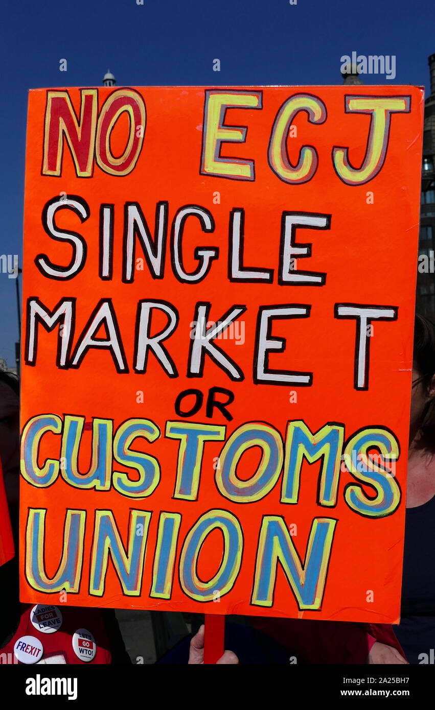 Brexit "Verlassen" Protest gegen das Parlament in London, April 2019. Brexit ist der Prozess, der den Rückzug des Vereinigten Königreichs (UK) aus der Europäischen Union (EU). Nach einem Referendum am 23. Juni 2016, in der 51,9 Prozent der abgegebenen Stimmen unterstützt die EU verlassen Stockfoto