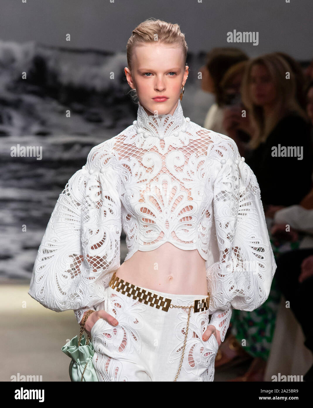 New York, NY-Sept 09, 2019: ein Modell geht der Start- und Landebahn an der Zimmermann Frühling Sommer 2020 Fashion Show Stockfoto