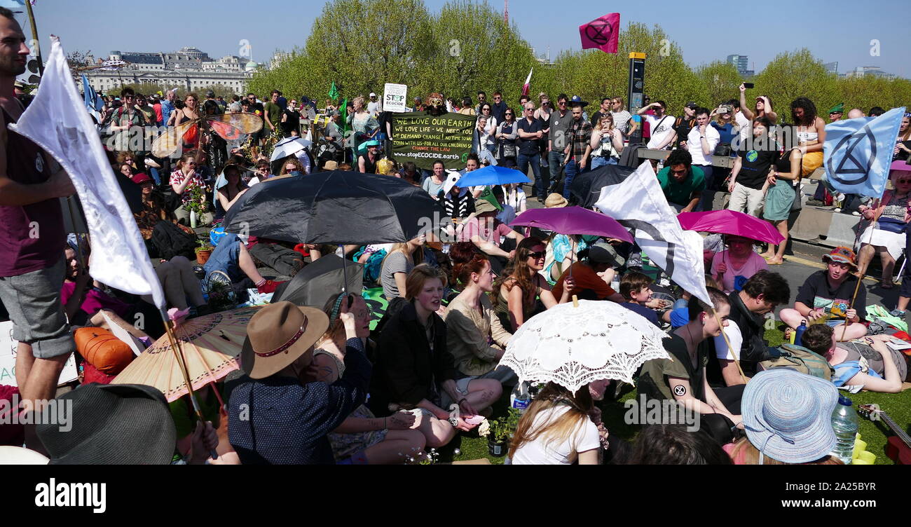 Aussterben Rebellion Klimawandel Demonstranten protestieren friedlich, durch occcupying Waterloo Bridge in London. 20. April 2019 Stockfoto