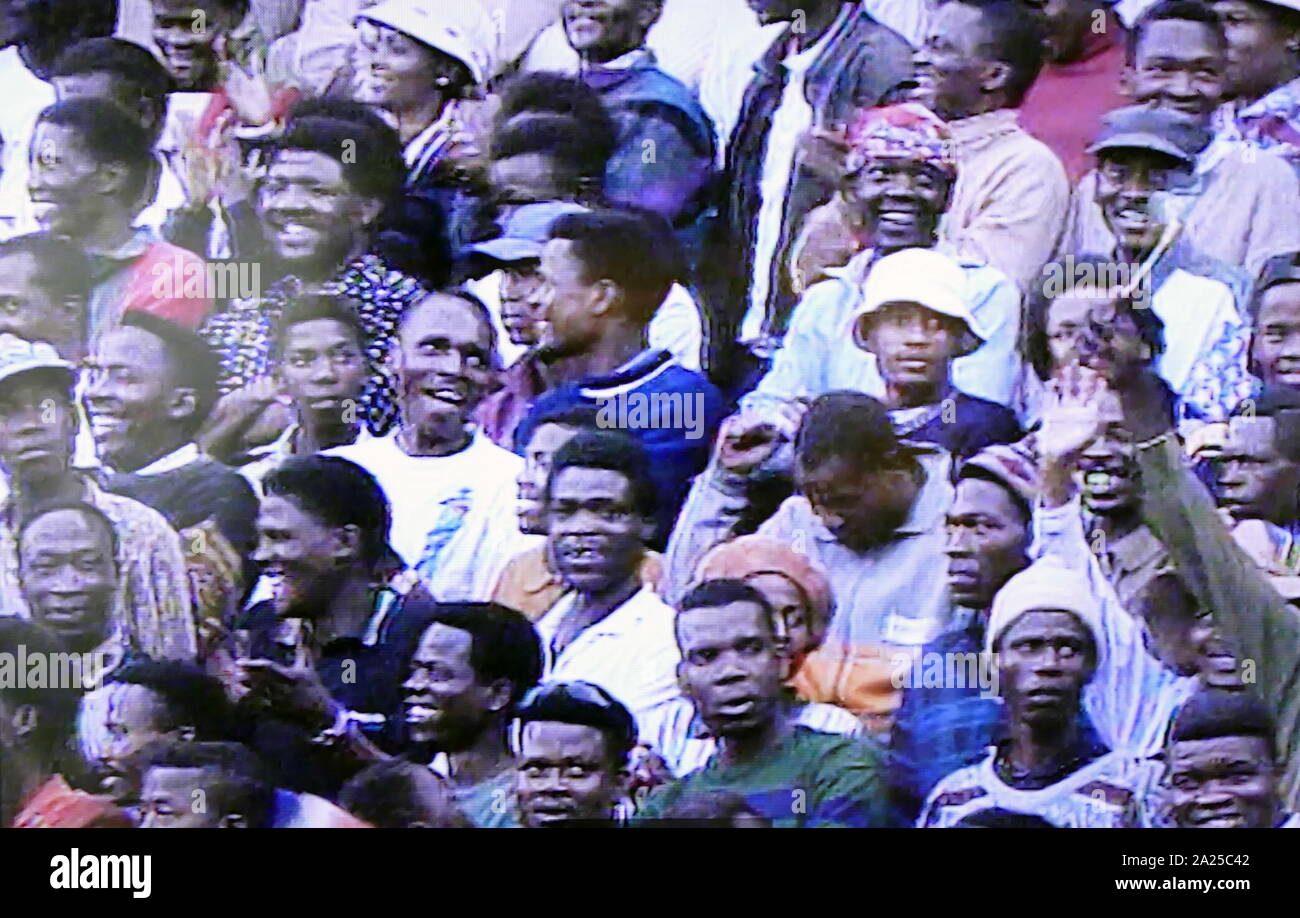 Fernsehen der Amtseinführung von Präsident Nelson Mandela aus Südafrika, 1994. Nelson Rolihlahla Mandela (1918-2013), südafrikanischer Anti-apartheid-Revolutionäre, politische Führer; als Präsident von Südafrika von 1994 bis 1999 Stockfoto