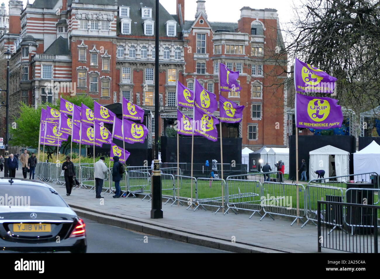 Brexit Kampagne. "UKIP" (United Kingdom Independence Party) Flags angezeigt gegenüber dem Parlament in London, April 2019. Brexit ist der Prozess, der den Rückzug des Vereinigten Königreichs (UK) aus der Europäischen Union (EU). Nach einem Referendum am 23. Juni 2016, in der 51,9 Prozent der abgegebenen Stimmen unterstützt die EU verlassen Stockfoto
