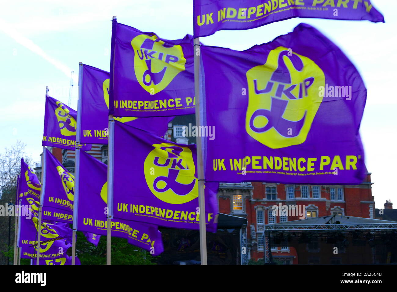 Brexit Kampagne. "UKIP" (United Kingdom Independence Party) Flags angezeigt gegenüber dem Parlament in London, April 2019. Brexit ist der Prozess, der den Rückzug des Vereinigten Königreichs (UK) aus der Europäischen Union (EU). Nach einem Referendum am 23. Juni 2016, in der 51,9 Prozent der abgegebenen Stimmen unterstützt die EU verlassen Stockfoto