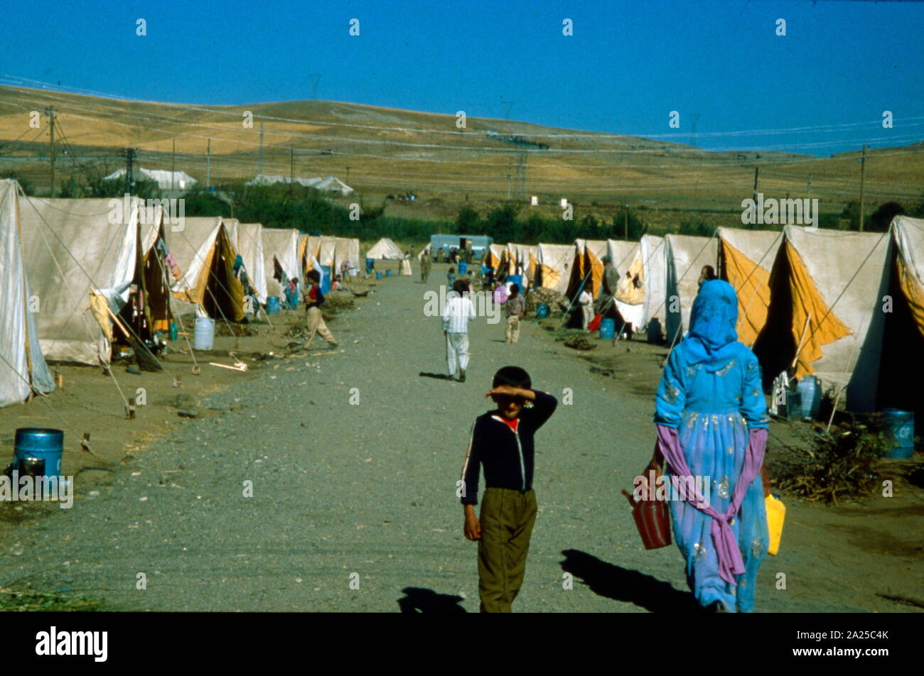 Irakische Flüchtlinge in der Türkei während des Iran-Irak-Krieges, 1988. Diesen bewaffneten Konflikt zwischen Iran und Irak, begann am 22. September 1980, als der Irak den Iran überfallen, und endete am 20. August 1988, als der Iran die UNO vermittelten Waffenstillstand akzeptiert. Stockfoto