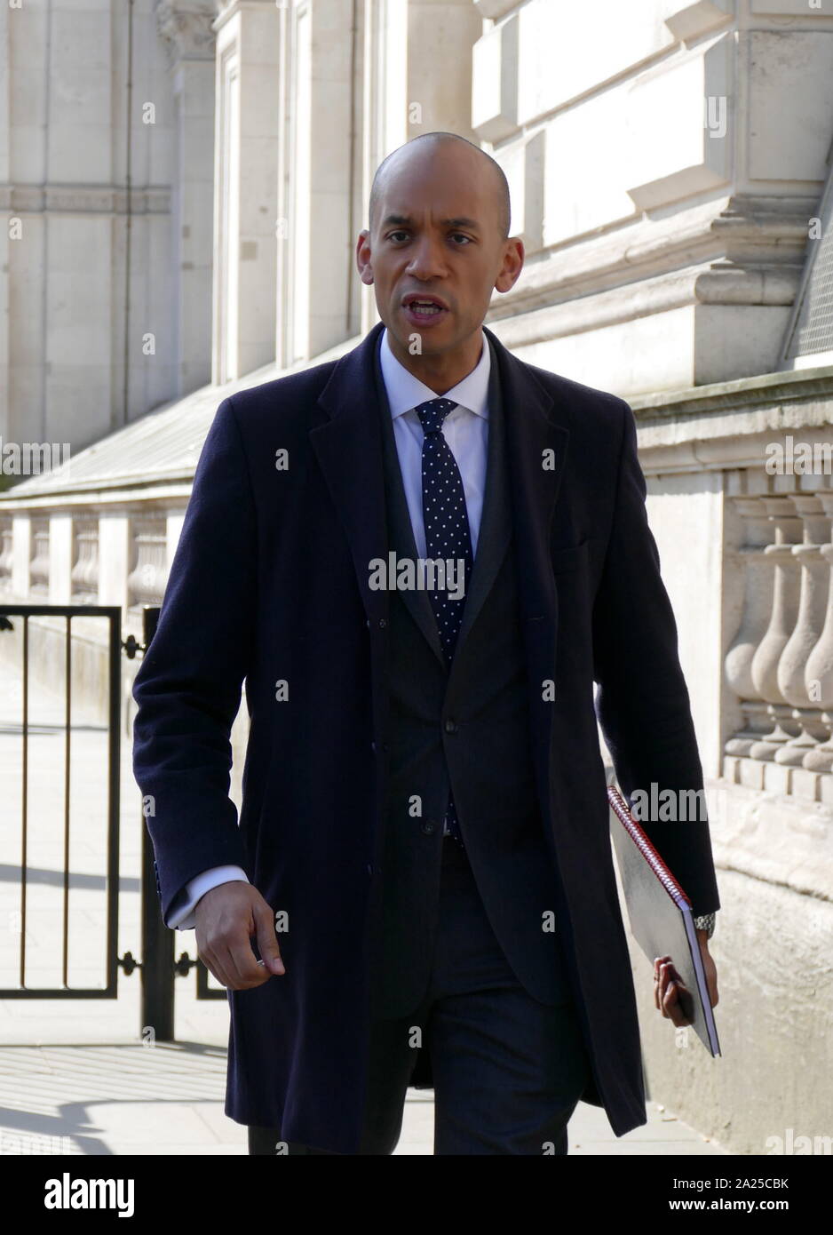 Chuka Umunna, britischer Politiker, der Mitglied des Parlaments (MP) für Streatham seit 2010. Er war ein Mitglied der Labour Partei, bis 2019, als er resigniert Die unabhängige Gruppe zu bilden zusammen mit sechs anderen MPs. Kommen für die Gespräche in der Downing Street bei einem Messer Kriminalität Gipfel, April 2019 Stockfoto