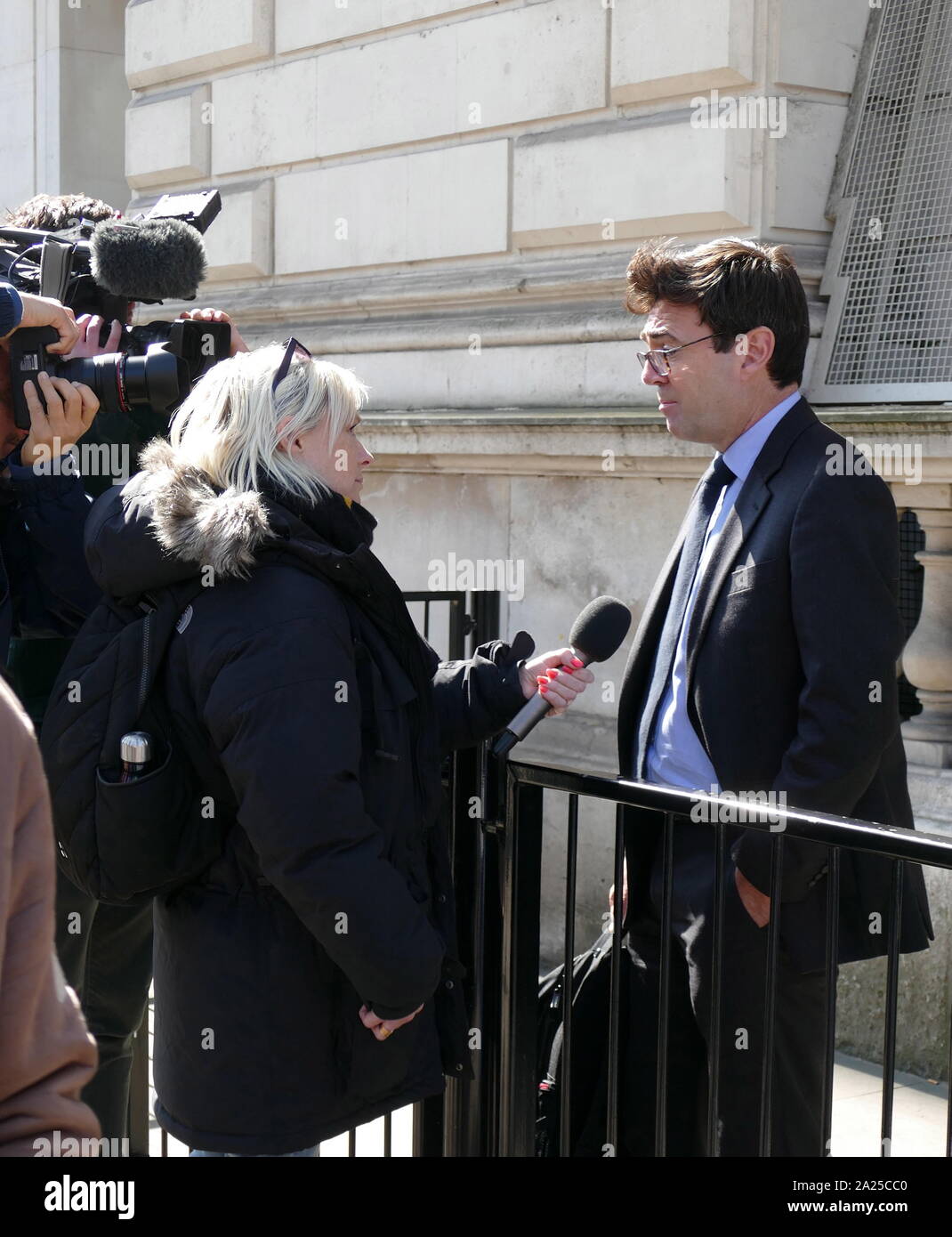 Andy Burnham visits Downing Street für eine "Messer Kriminalität Gipfeltreffen vom April 2019. Andrew Burnham; die britischen Labour-Abgeordneten und die Kooperative Politiker; Bürgermeister von Greater Manchester seit Mai 2017. Zuvor war er Mitglied des Parlaments (MP) Stockfoto