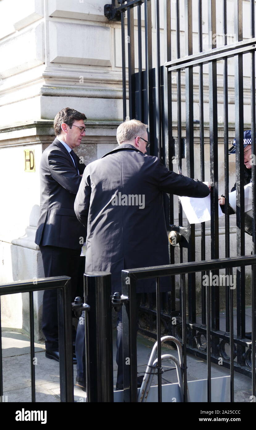 Andy Burnham visits Downing Street für eine "Messer Kriminalität Gipfeltreffen vom April 2019. Andrew Burnham; die britischen Labour-Abgeordneten und die Kooperative Politiker; Bürgermeister von Greater Manchester seit Mai 2017. Zuvor war er Mitglied des Parlaments (MP) Stockfoto