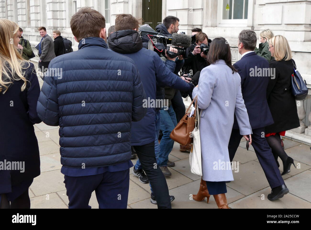 Labours Brexit Mannschaft verlassen das Cabinet Office, nach Gesprächen mit der konservativen Regierung, den 4. April 2019. Von rechts, Rebecca Long-Bailey, Keir Starmer und Rupa Huq Stockfoto