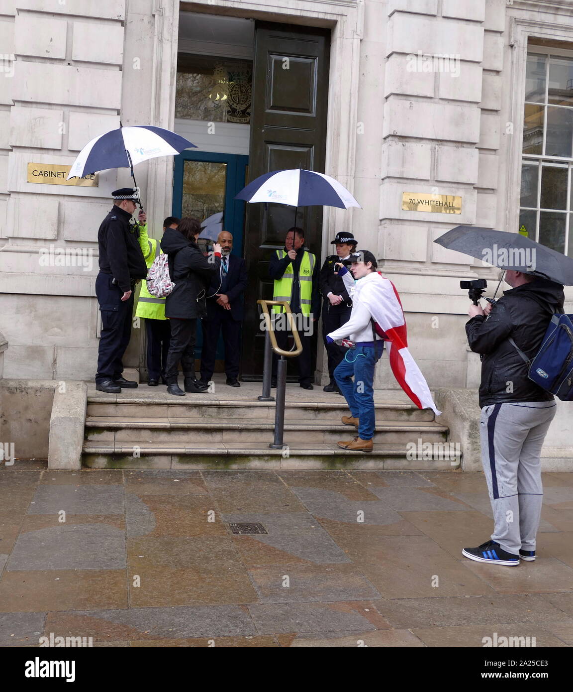 Lassen Sie für "Protest gegen das Cabinet Office, Whitehall, London während der Gespräche zwischen der Labour Party und Vertretern der Regierung. April 2019. Bleiben Mitkämpfer wollte das Vereinigte Königreich in der EU zu bleiben. Brexit ist der Prozess, der den Rückzug des Vereinigten Königreichs (UK) aus der Europäischen Union (EU). Nach einem Referendum am 23. Juni 2016, in der 51,9 Prozent der abgegebenen Stimmen unterstützt die EU verlassen Stockfoto