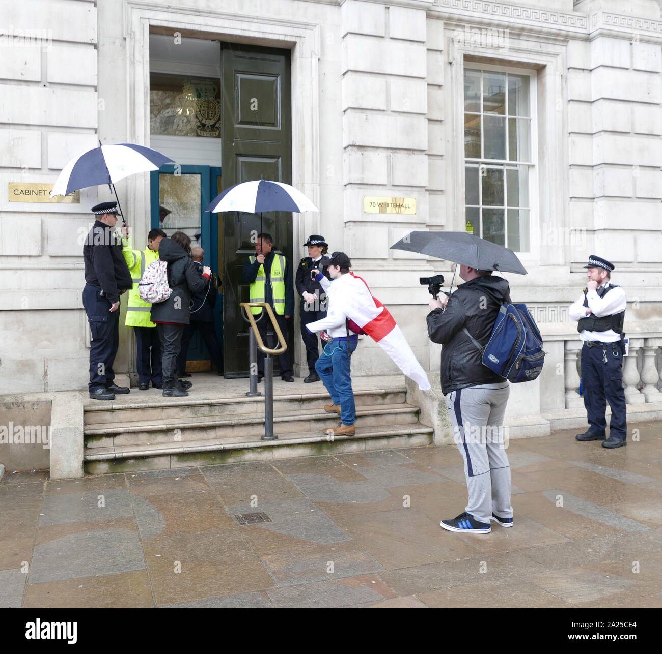 Lassen Sie für "Protest gegen das Cabinet Office, Whitehall, London während der Gespräche zwischen der Labour Party und Vertretern der Regierung. April 2019. Bleiben Mitkämpfer wollte das Vereinigte Königreich in der EU zu bleiben. Brexit ist der Prozess, der den Rückzug des Vereinigten Königreichs (UK) aus der Europäischen Union (EU). Nach einem Referendum am 23. Juni 2016, in der 51,9 Prozent der abgegebenen Stimmen unterstützt die EU verlassen Stockfoto