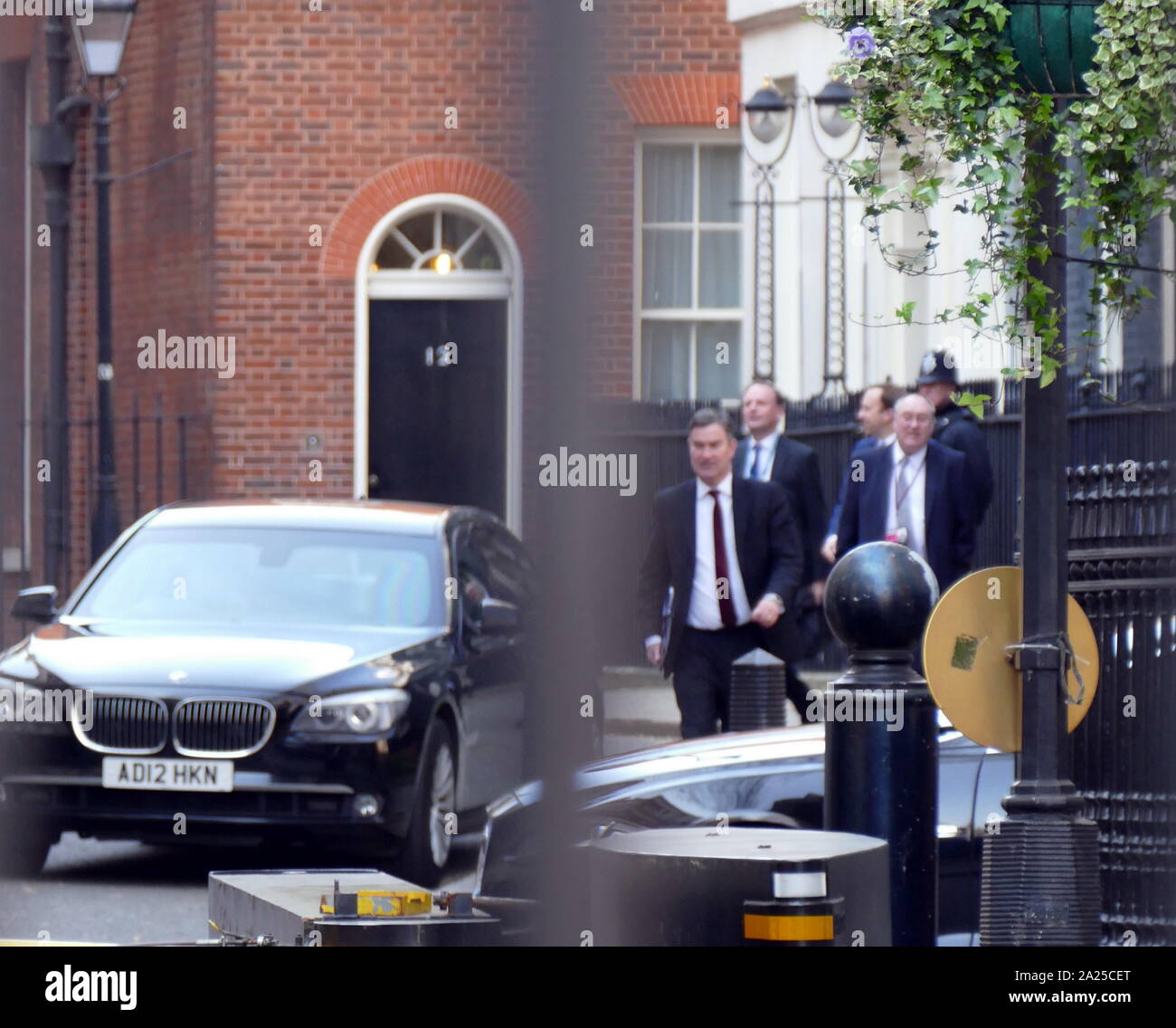 David Gauke (Staatssekretär für Justiz) und Matthew Hancock (Staatssekretär für Gesundheit) Verlassen der Downing Street nach einer Kabinettssitzung am Brexit. April 2019 Stockfoto