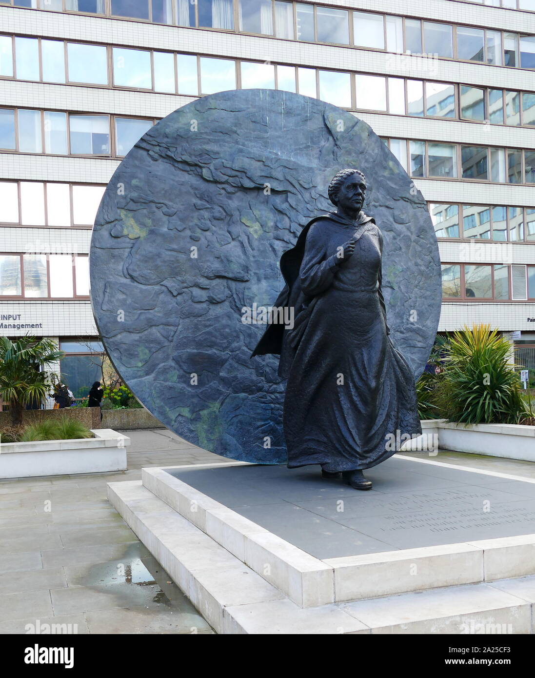 Statue der Maria Seacole am St. Thomas' Hospital, London, von Martin Jennings. Mary Jane Seacole OM (1805-1881); British-Jamaican Geschäftsfrau und Krankenschwester, die die "British Hotel" hinter den Linien während des Krimkrieges. Stockfoto