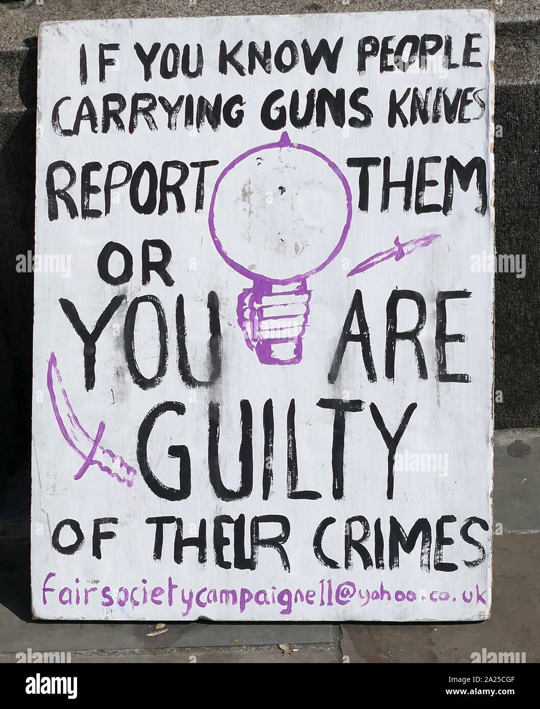 Anti-Messer und Pistole Kriminalität protest Plakat, angezeigt in der Nähe von Parlament in London, April 2019. Stockfoto