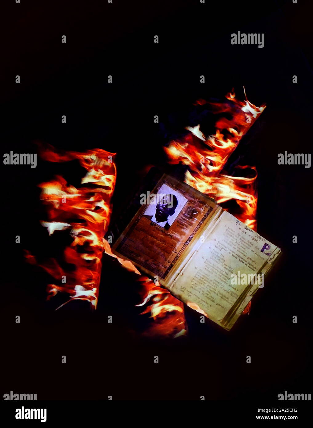 Symbolische Verbrennung von pass Bücher ein Merkmal der Südafrikanischen, Gesetze, eine Form der internen Pass, das entworfen ist, um die Bevölkerung zu trennen waren, Verwalten von Urbanisierung und Arbeitsmigranten zuordnen. Auch als die eingeborenen Gesetz bekannt, Gesetze streng begrenzt die Bewegungen nicht nur schwarze afrikanische Bürger, sondern andere Menschen auch, indem sie Bücher zu führen, die außerhalb ihrer Heimatländer oder ausgewiesenen Bereichen Stockfoto