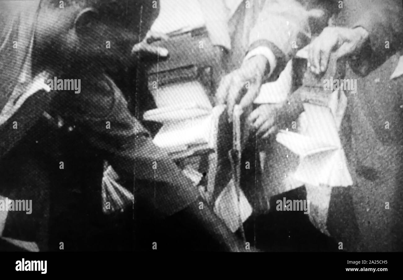 Die symbolische Zerstörung von pass Bücher ein Merkmal der Südafrikanischen, Gesetze, eine Form der internen Pass, das entworfen ist, um die Bevölkerung zu trennen waren, Verwalten von Urbanisierung und Arbeitsmigranten zuordnen. Auch als die eingeborenen Gesetz bekannt, Gesetze streng begrenzt die Bewegungen nicht nur schwarze afrikanische Bürger, sondern andere Menschen auch, indem sie Bücher zu führen, die außerhalb ihrer Heimatländer oder ausgewiesenen Bereichen Stockfoto