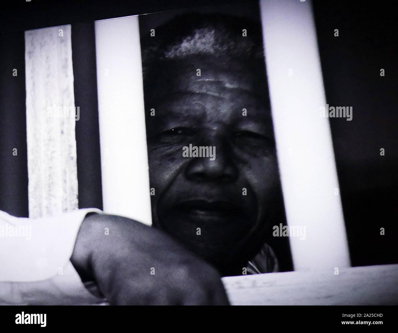 Von Präsident Nelson Mandela in Südafrika besuchen, zu seinem ehemaligen Gefängniszelle auf Robben Island Kapstadt. Nelson Rolihlahla Mandela (1918-2013), südafrikanischer Anti-apartheid-Revolutionäre, politische Führer; als Präsident von Südafrika von 1994 bis 1999 Stockfoto