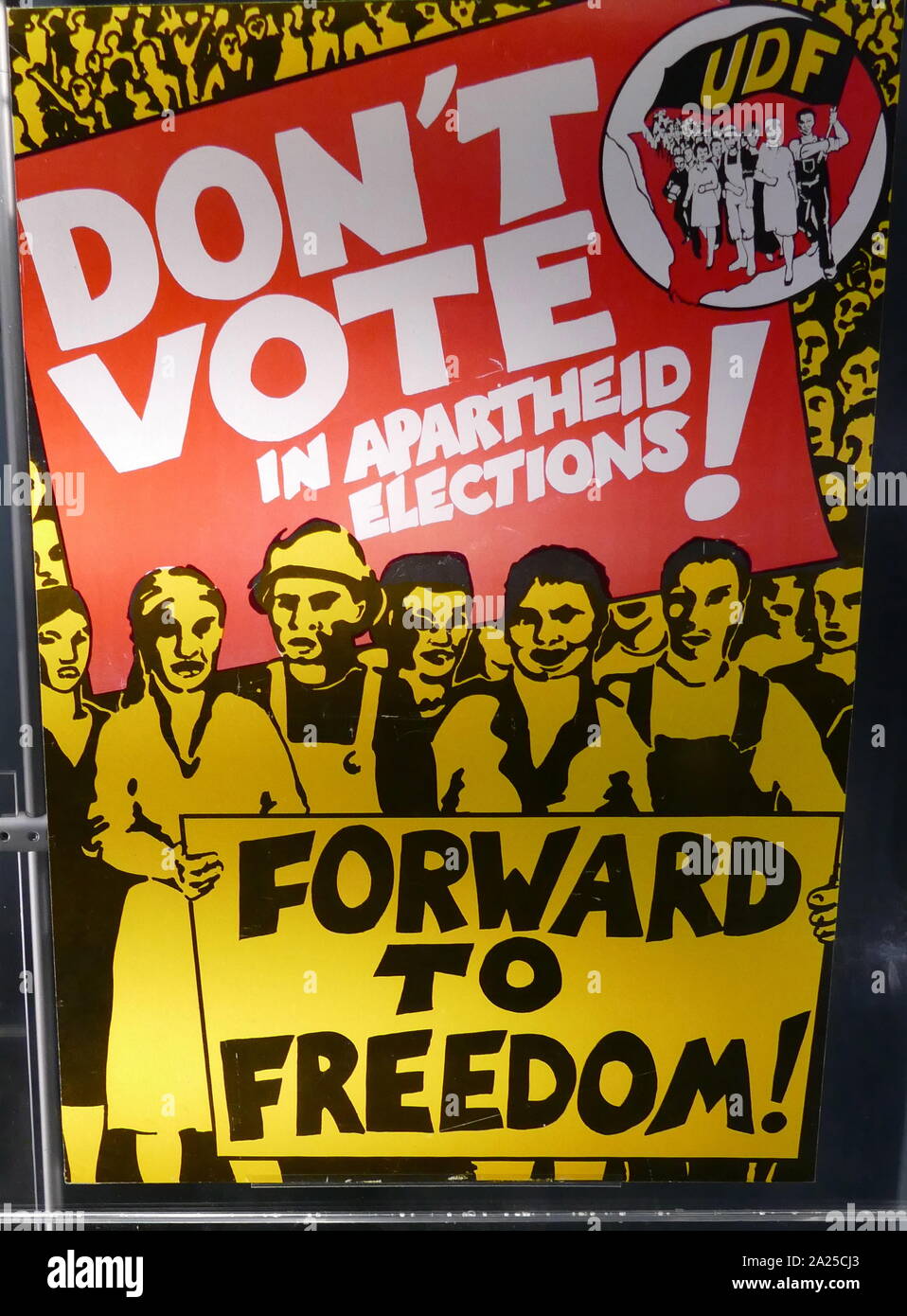 UDF-Propaganda Poster während der Apartheid in Südafrika ausgestellt. ca. 1984. Das Vereinigte Demokratische Front (UDF) war einer der wichtigsten Anti-apartheid-Organisation der 80er Jahre. Stockfoto