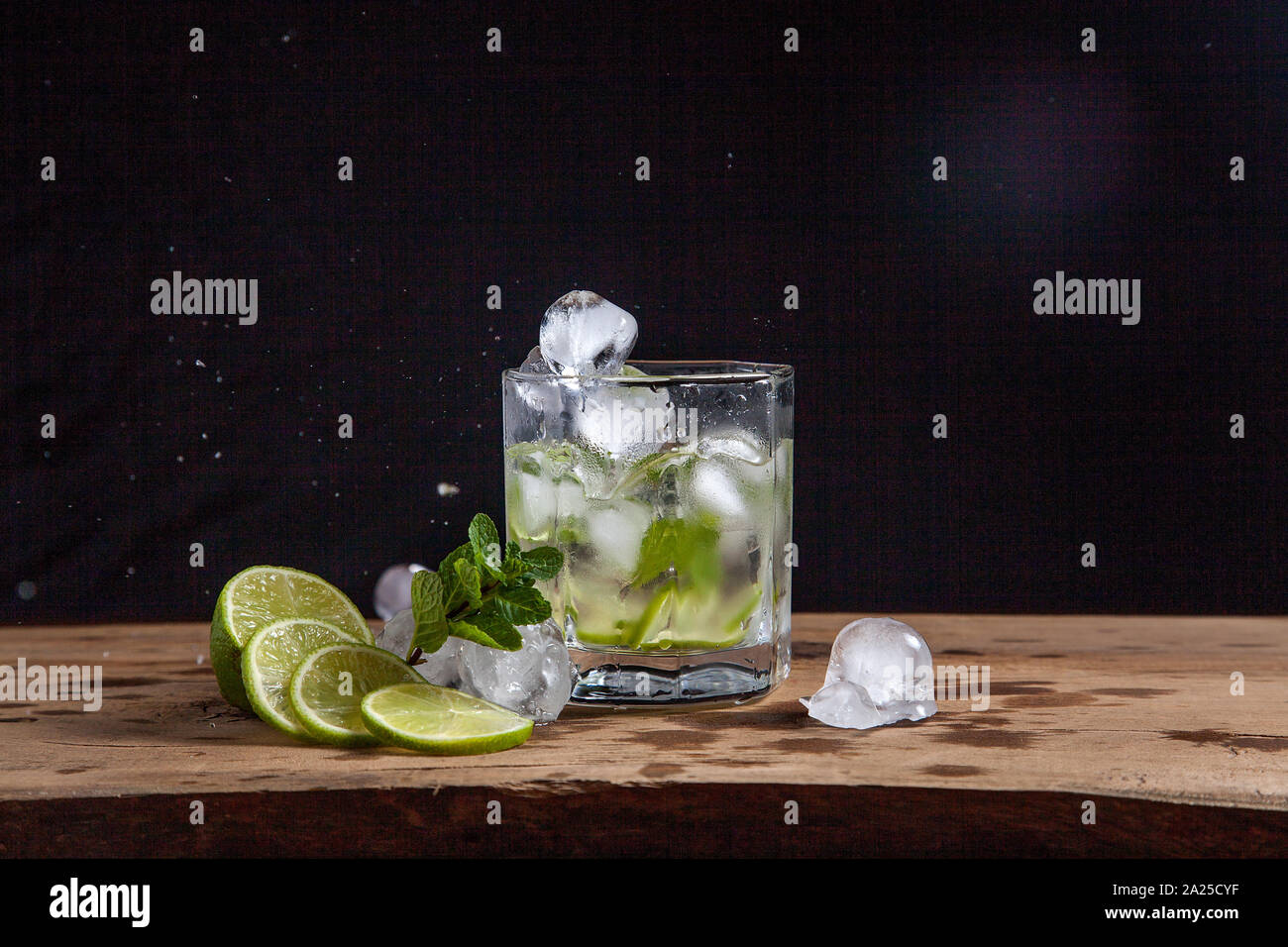 Mojito Sommer Strand erfrischenden tropischen Cocktail in Glas mit Spritzern und Tropfen: Sodawasser, Limettensaft, Minze, Zucker, Eis und Rum auf Vintage werde Stockfoto