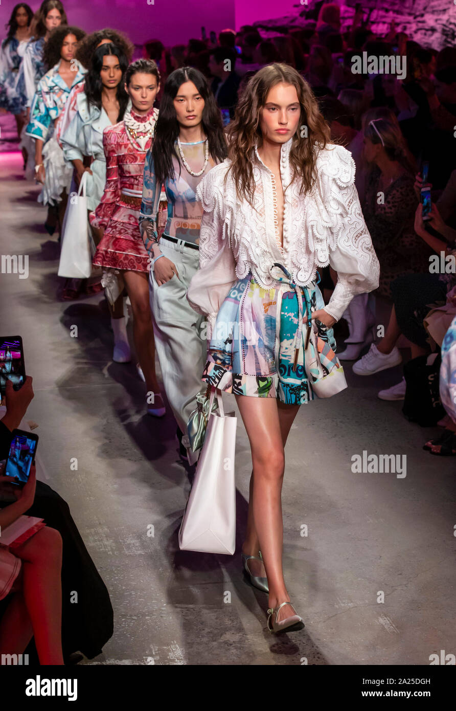 New York, NY-Sept 09, 2019: Modelle gehen Sie die Start- und Landebahn an der Zimmermann Frühling Sommer 2020 Fashion Show Stockfoto