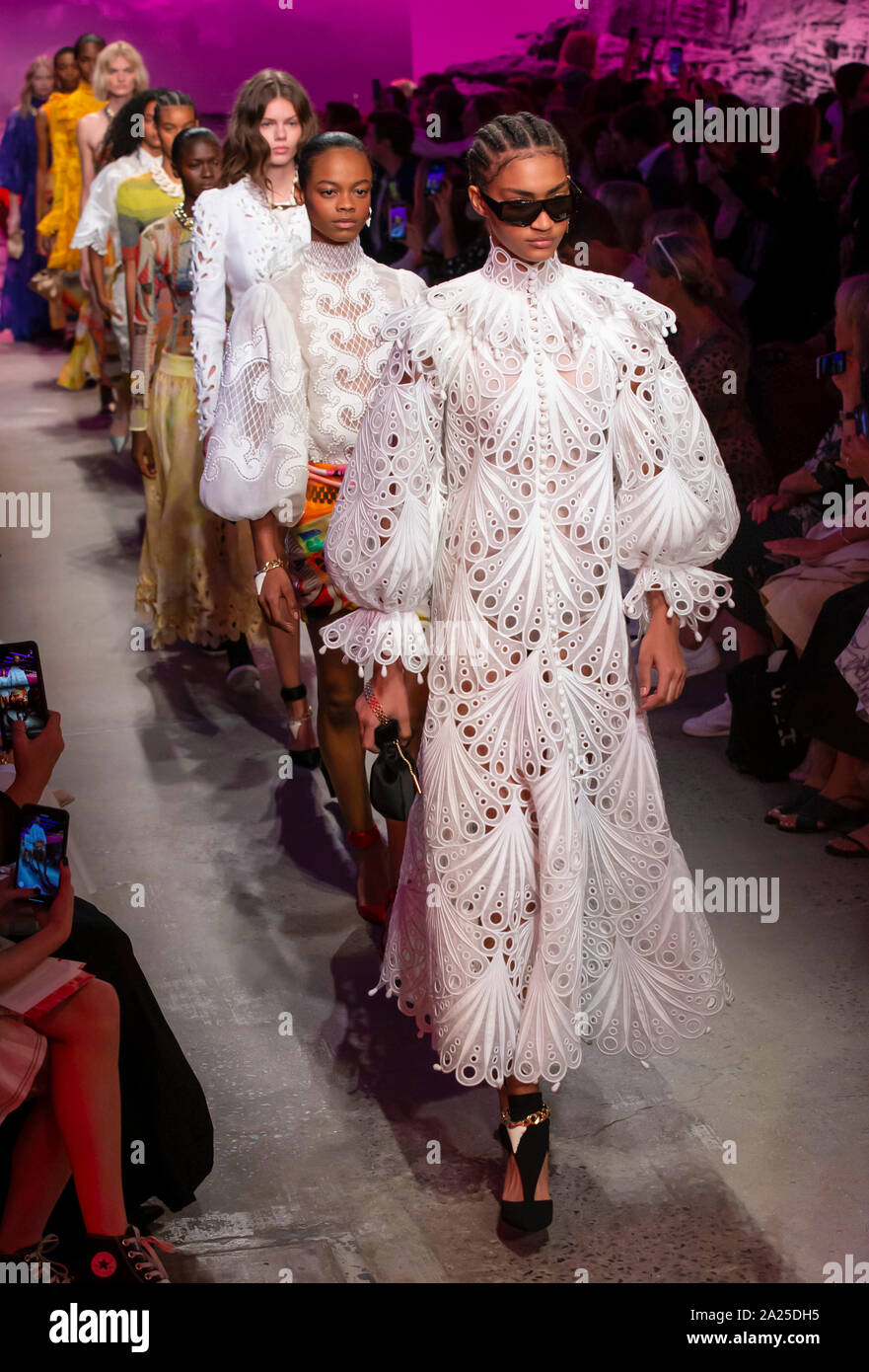 New York, NY-Sept 09, 2019: Modelle gehen Sie die Start- und Landebahn an der Zimmermann Frühling Sommer 2020 Fashion Show Stockfoto