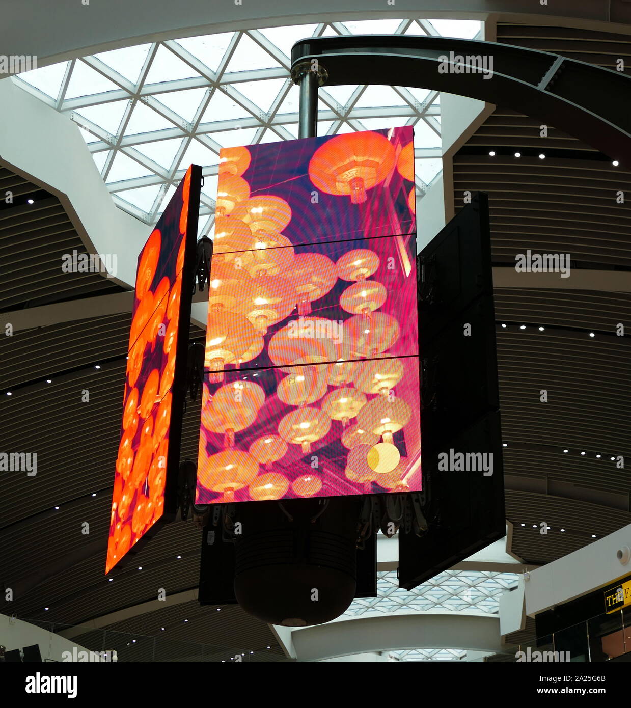 Eine Bank von digitalen Fernsehen in der Abflughalle von Rom - Fiumicino International Airport. Die Bildschirme angezeigt werden sequentielle Werbung auf einem regelmäßigen Zyklus, in dem beide Anzeigen und Bilder verschieben und neu ausrichten können mehrere oder gruppiert Images zu erstellen, zu drehen. Stockfoto