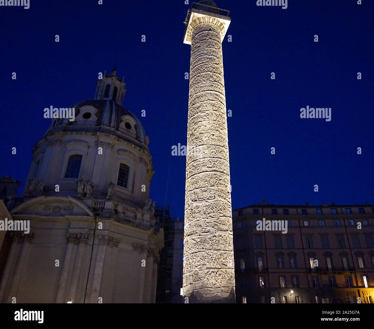 Blick auf die Trajan Spalte in der Nacht. Trajan's Column ist eine Römische Siegessäule in Rom, Italien, zum Gedenken an den römischen Kaiser Trajan's Sieg in der Dakischen Kriege. Stockfoto