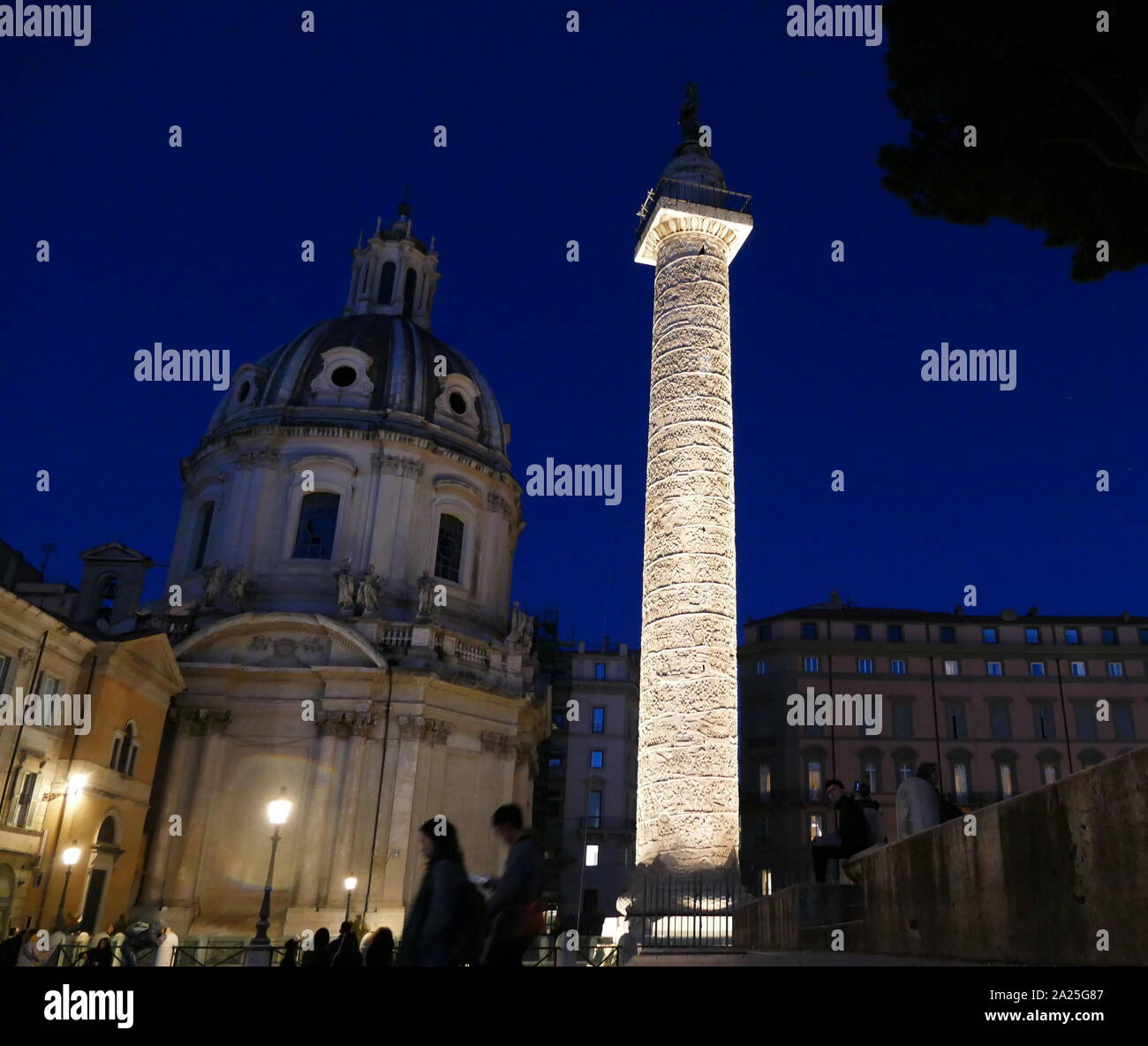 Blick auf die Trajan Spalte in der Nacht. Trajan's Column ist eine Römische Siegessäule in Rom, Italien, zum Gedenken an den römischen Kaiser Trajan's Sieg in der Dakischen Kriege. Stockfoto