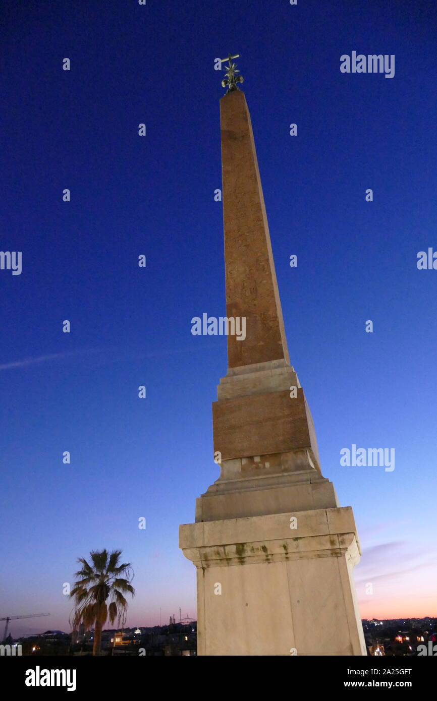 Sallustiano Obelisk an der Trinita dei Monti oberhalb der Spanischen Treppe Stockfoto