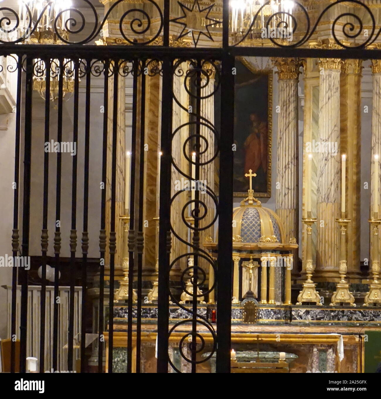 Innenansicht der Kirche Santissima Trinità dei Monti. Eine römisch-katholische Spätrenaissance Titelkirche in Rom, Italien. Es ist am besten für seine dominierende Position oberhalb der Spanischen Treppe, die nach unten führen, um die Piazza di Spagna bekannt. Die Kirche und ihre Umgebung (einschließlich der Villa Medici) liegen in der Verantwortung des französischen Staates. Stockfoto