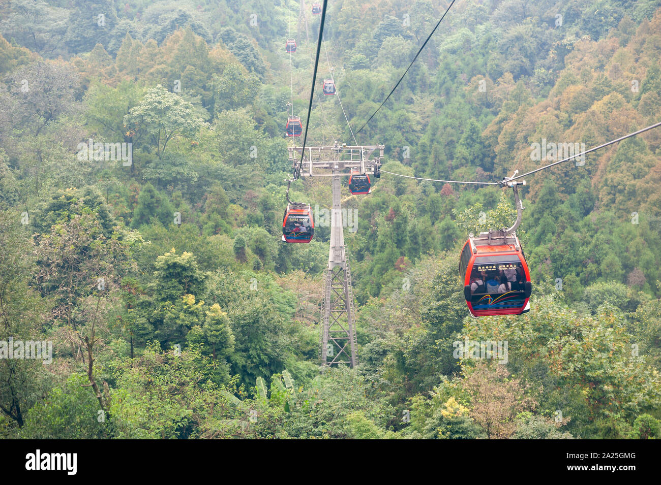 QingChengShan, Provinz Sichuan, China-Sept 26, 2019: Chinesische Touristen in der Seilbahn in QingCheng Mountain. Stockfoto