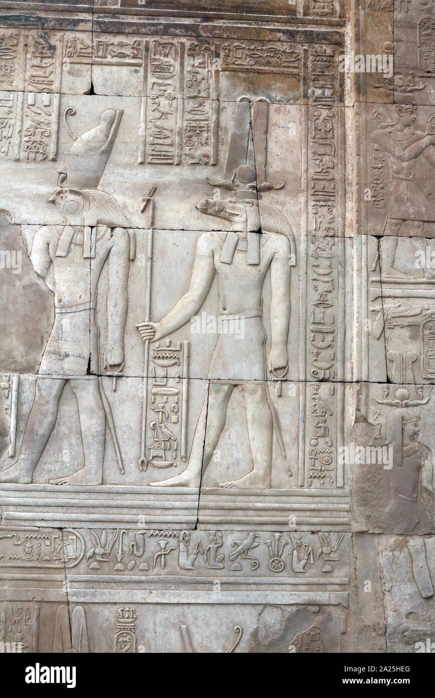 Tempel von Kom Ombo, Oberägypten. Während der ptolemäischen Dynastie, 180 - 47 v. Chr. gebaut. Einige Ergänzungen wurden später während der römischen Zeit. Das Gebäude ist einzigartig, weil seine 'Double' Design bedeutete, dass es Gerichte, Hallen, Heiligtümer und Zimmer für zwei verschiedene Götter dupliziert. Die südliche Hälfte der Tempel wurde eingeweiht der Krokodilgott Sobek. Im nördlichen Teil der Tempel, der der Falcon Gott Haroeris (Horus der Ältere") gewidmet war, zusammen mit Tasenetnofret, eine besondere Form der Hathor Stockfoto