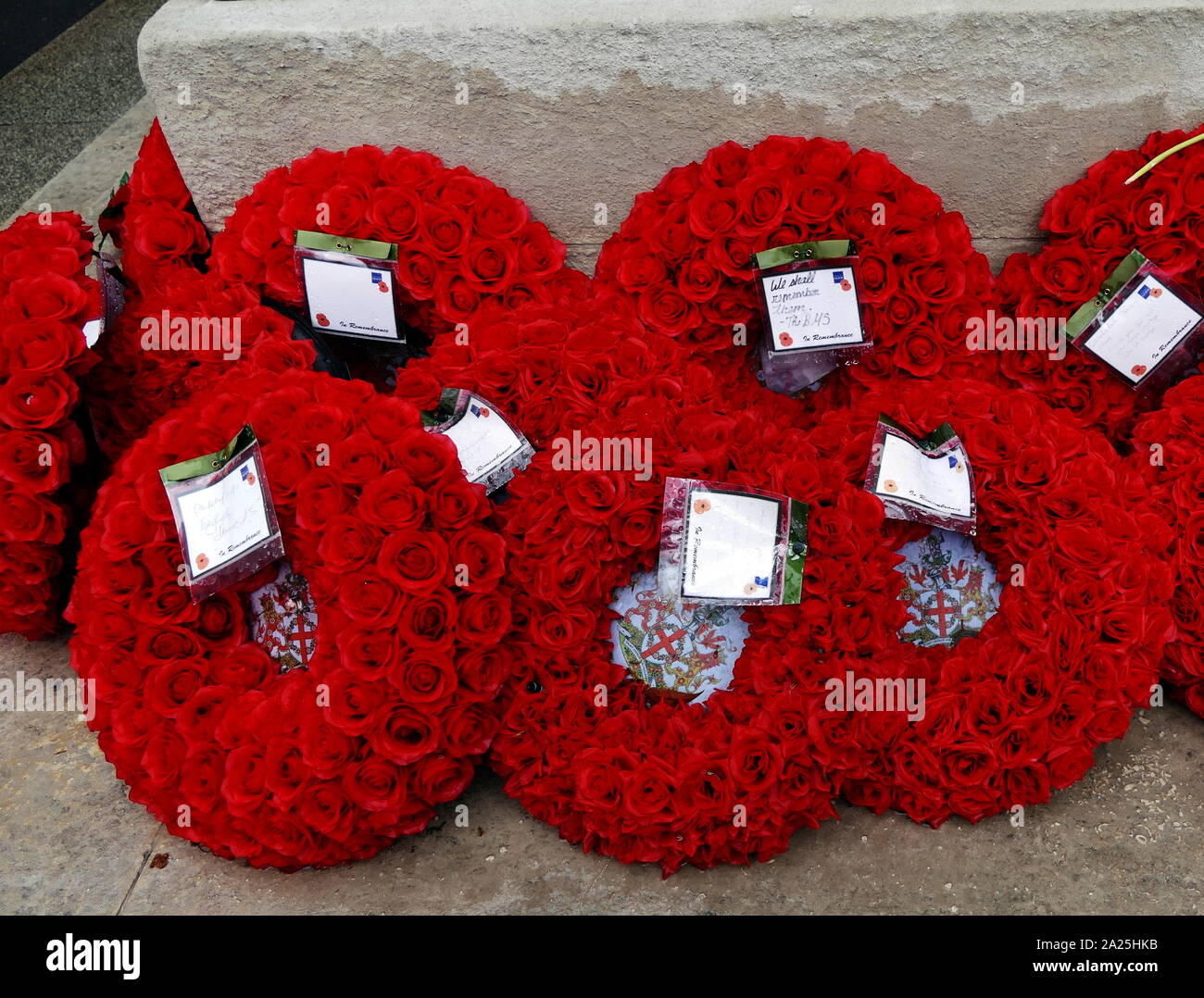 Kränze in künstliche Mohnblumen in Gedenken an Krieg Tote an der Kenotaph, London, Vereinigtes Königreich gelegt Stockfoto