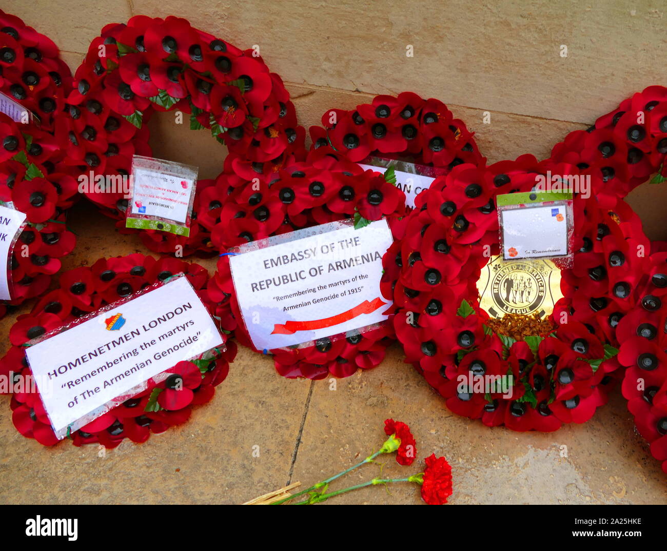 Kränze in künstliche Mohnblumen in Gedenken an die Opfer des Genozids an den Armeniern, 1915, am Ehrenmal, London, Vereinigtes Königreich Stockfoto