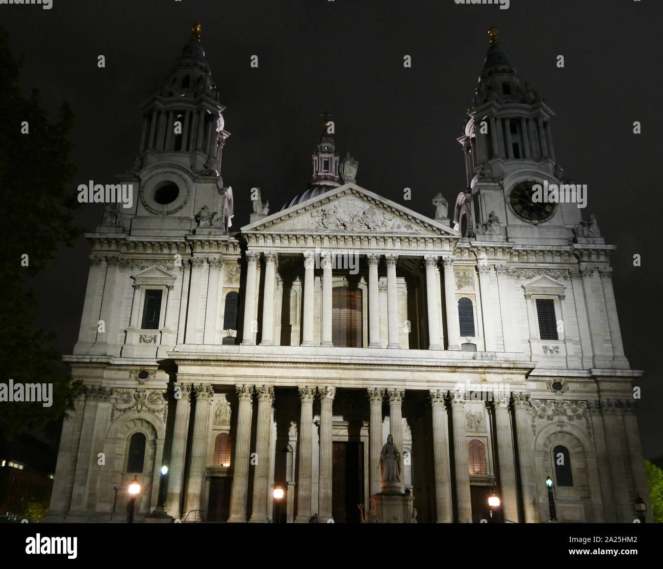 St Paul's Cathedral, London, ist eine anglikanische Kathedrale, dem Sitz des Bischofs von London und die Mutterkirche der Diözese London. Die Kathedrale stammt aus dem späten 17. Jahrhundert, wurde in der englischen Barock von Sir Christopher Wren. Stockfoto