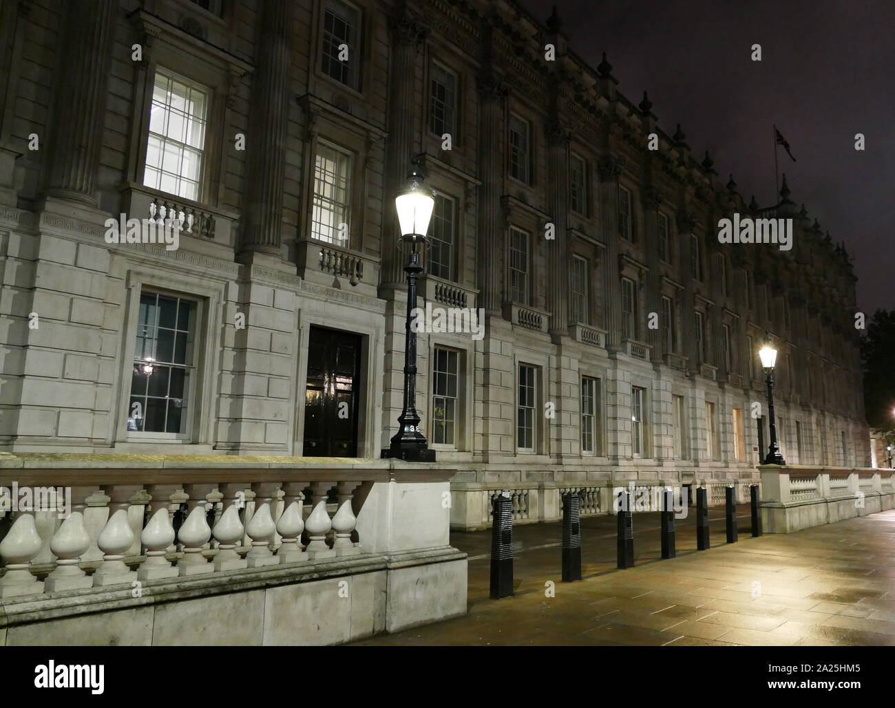 Das Cabinet Office, Whitehall, London, ist eine Abteilung der Regierung des Vereinigten Königreichs die Verantwortung für die Unterstützung der Premierminister und das Kabinett des Vereinigten Königreichs.[3] Es besteht aus verschiedenen Einheiten, die Cabinet Ausschüsse und die Koordination der Lieferung der Regierung Ziele über andere Abteilungen ist. Stockfoto